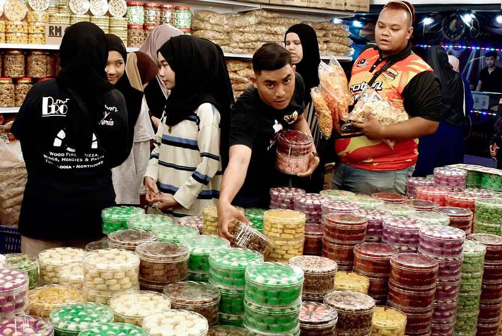Orang ramai tidak melepaskan peluang membeli kuih dan kerepek sebagai persiapan akhir sempena Hari Raya Aidilfitri di Glam Bazar Ramadan Klebang, ketika tinjauan FotoBernama di sini malam ini.