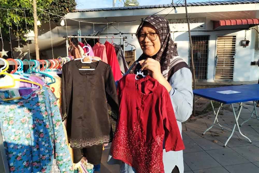 Baju kurung yang masih elok ini diagihkan melalui 'rak infak' di Kota Putera Square, Kampung Raja di Besut.