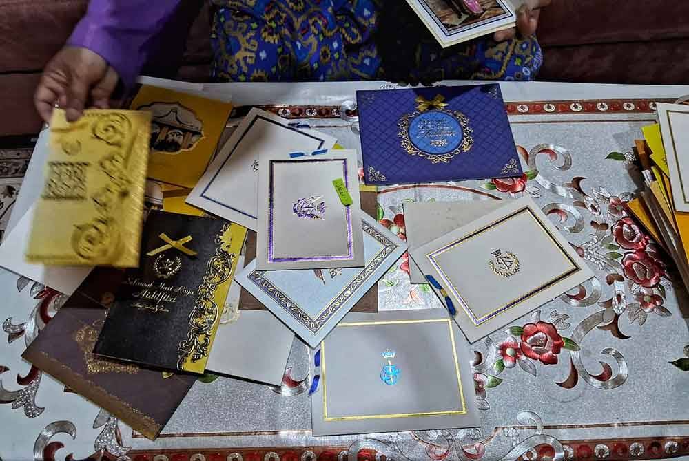 Antara sebahagian koleksi kad dalam simpanan Salehuddin.