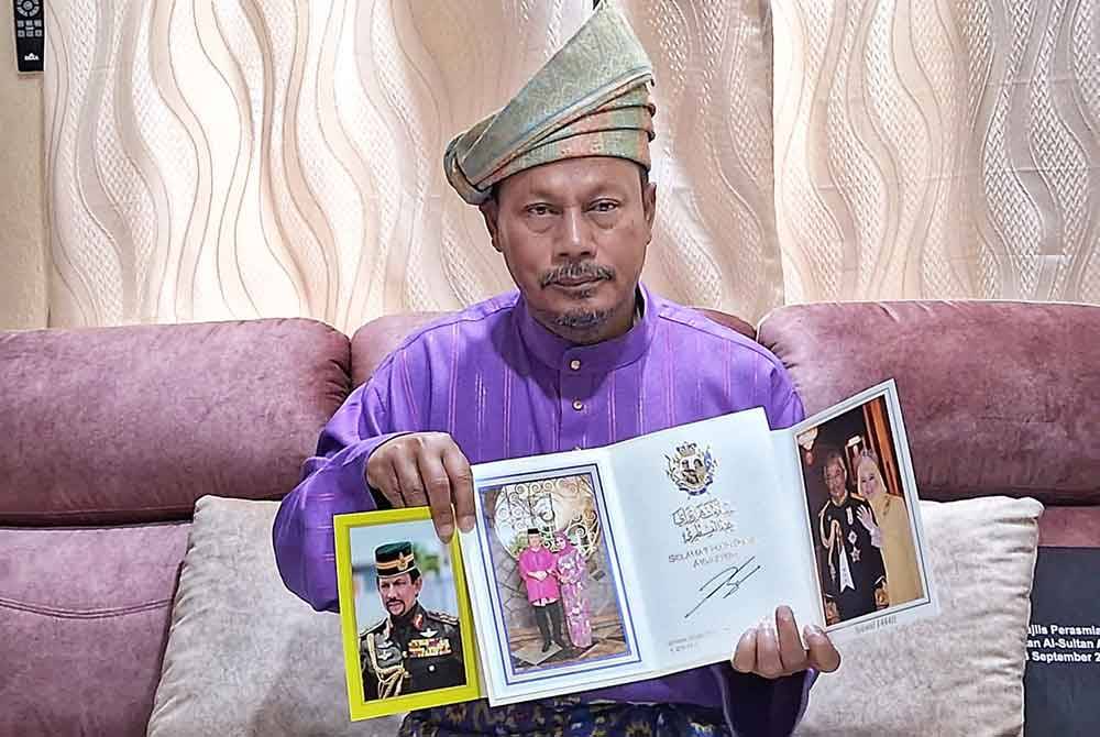 Salehuddin bersama koleksi kad termasuk Yang di-Pertuan Agong, Sultan Ibrahim, Sultan Pahang dan Sultan Brunei.