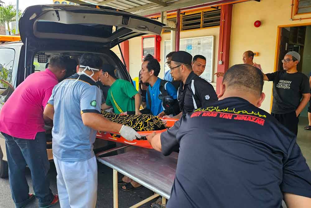 Jenazah pasangan suami isteri terbabit nahas dibawa keluar dari Unit Forensik Hospital Gerik untuk dikebumikan di Tanah Perkuburan Islam Kampung Paya Panjang, Padang Rengas.