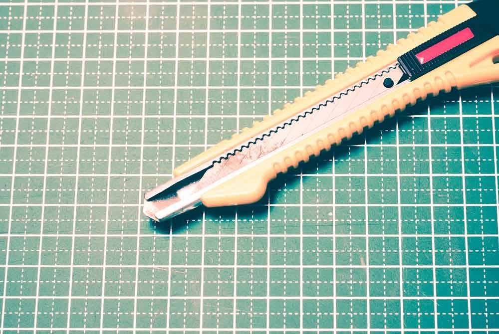 Dua rakan mengaku tidak bersalah di Mahkamah Sesyen di sini pada Isnin terhadap pertuduhan menyamun seorang lelaki, wang tunai pelbagai mata wang bernilai RM242,422 dengan menggunakan sebilah pisau pemotong kertas Isnin lepas.(Gambar hiasan) Foto 123rf