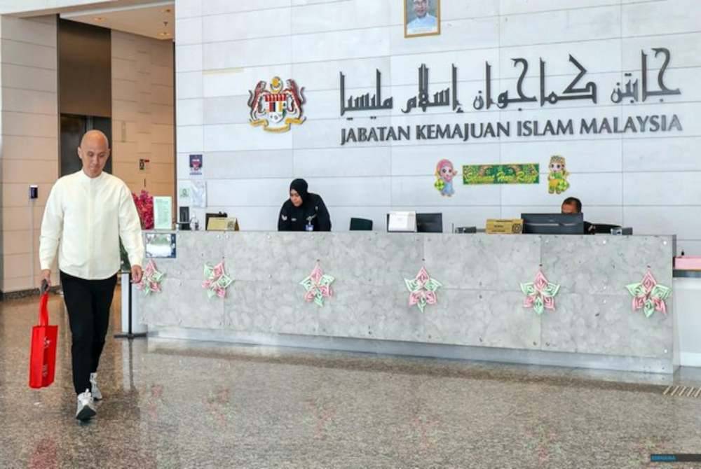 Jakim menyerahkan kepada pihak berkuasa untuk menjalankan siasatan memandangkan polis telahpun membuka kertas siasatan berhubung kes logo kasut mirip kalimah ALLAH. Foto Bernama