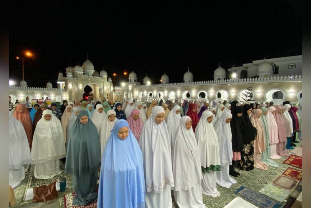 Peluang menunaikan solat Maghrib, Isyak dan bertarawih di Masjid Imanul Fa'izin sudah membuatkan perantau gembira.