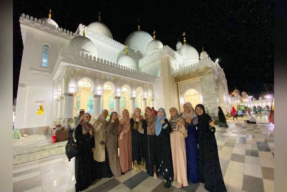 Para mahasiswi dari seluruh negara yang merupakan perantau tidak melepaskan peluang berbuka puasa serta solat di Masjid Masjid Imanul Fa'izin, Padang Kala, Kota Bharu.