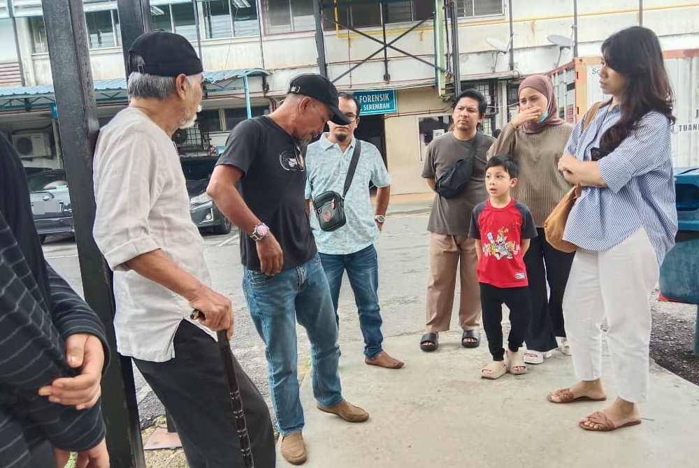 Ahli keluarga mangsa yang hadir di HTJS pada Isnin.
