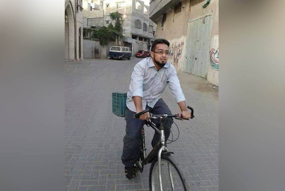 Nadir menggunakan basikal sebelum memiliki kenderaan sendiri di Gaza.