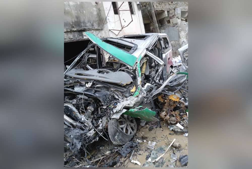 Van yang dijadikan kemudahan pasukan CGM turut musnah.