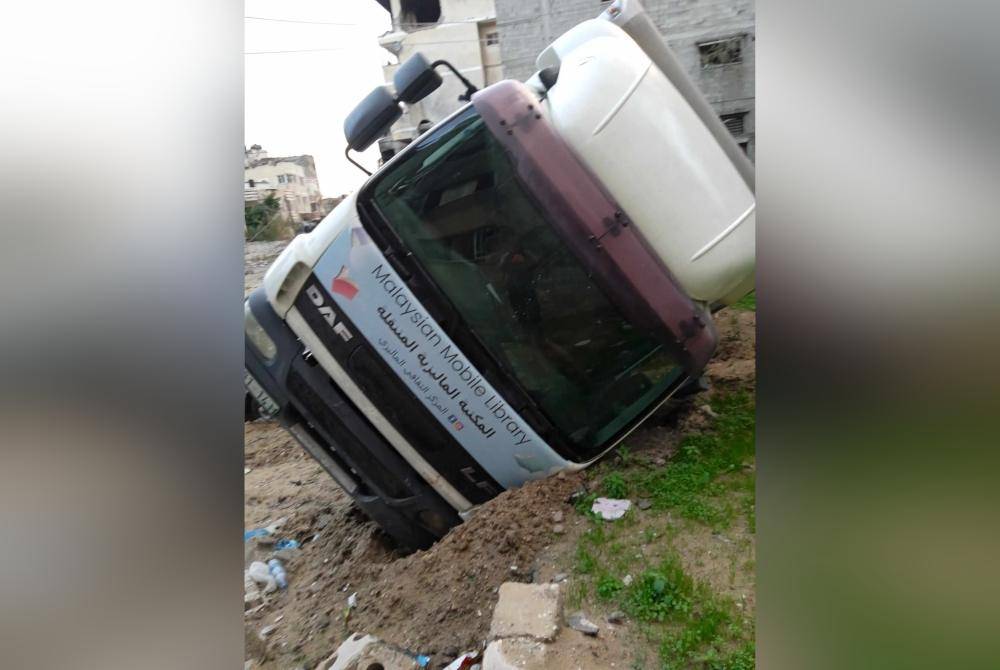 Lori yang dijadikan perpustakaan bergerak rosak teruk dan tidak boleh digunakan.