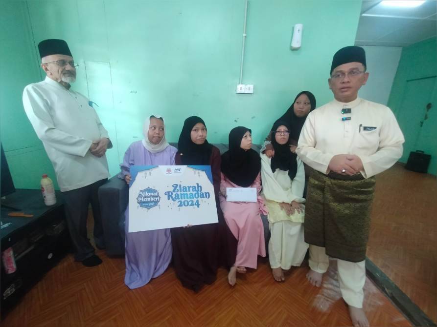 Mohd Na'im (kanan) bersama lima beradik yatim piatu ketika melawat keluarga itu di Sungai Penchala.