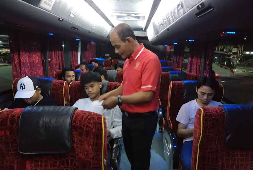 Mustafa memeriksa tiket penumpang sebelum berlepas.