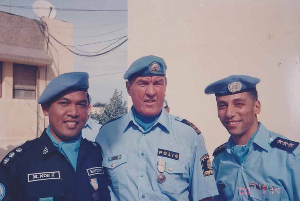 Mohd Nor (kiri) ketika bertugas sebagai Civilian Police Officer di Sahara Barat.