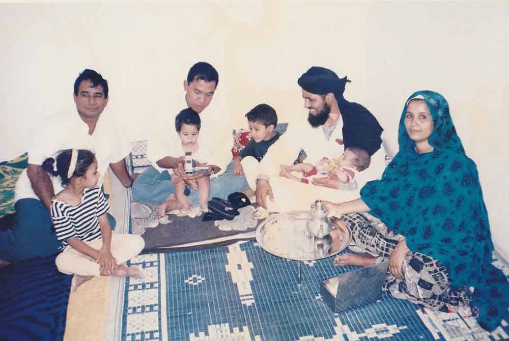 Mohd Nor (duduk dua dari kanan) berbuka puasa bersama rakyat tempatan di kawasan Tinduf, Sahara Barat.