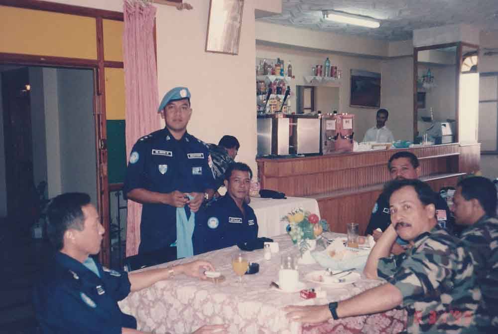 Mohd Nor berbuka puasa bersama rakan setugasnya ketika berkhidmat di Laayoune, Sahara Barat pada tahun 1999.