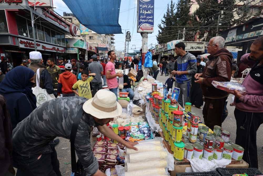 Penduduk Gaza membuat persiapan untuk menyambut Aidilfitri. Foto AFP