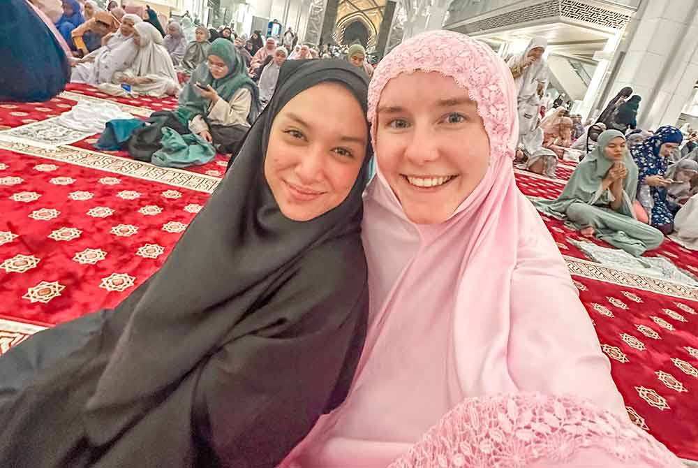 Alana menunaikan solat di masjid.