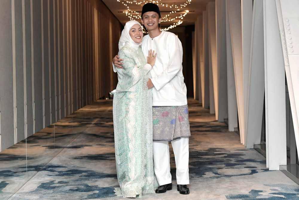 Sedang menanti kelahiran cahaya mata, Shila dan Ubai memilih sambutan Aidilfitri yang tenang dan santai. Foto Azrul Rafie (Astro)