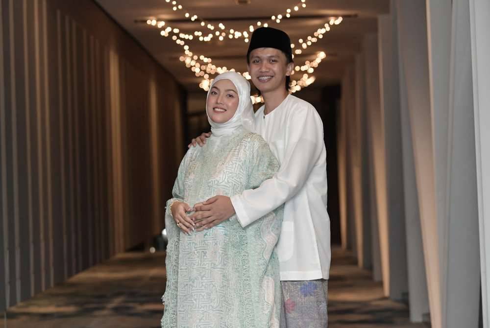 Shila dan Ubai buat persiapan raya lebih awal. Foto Azrul Rafie (Astro)