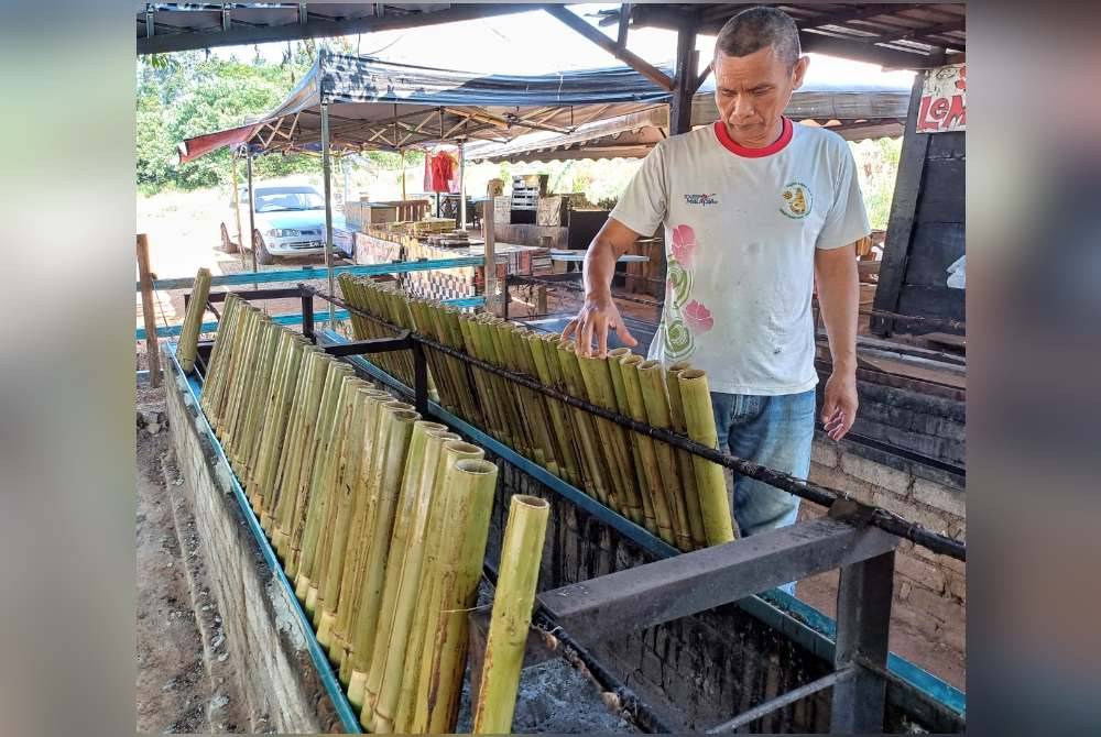 Fauzi menjual empat jenis lemang di gerainya.