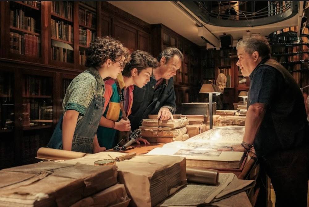 Kemunculan artifak purba telah membuatkan Dr. Ray cuba mencari jawapan bersama pembantunya dan Phoebe.