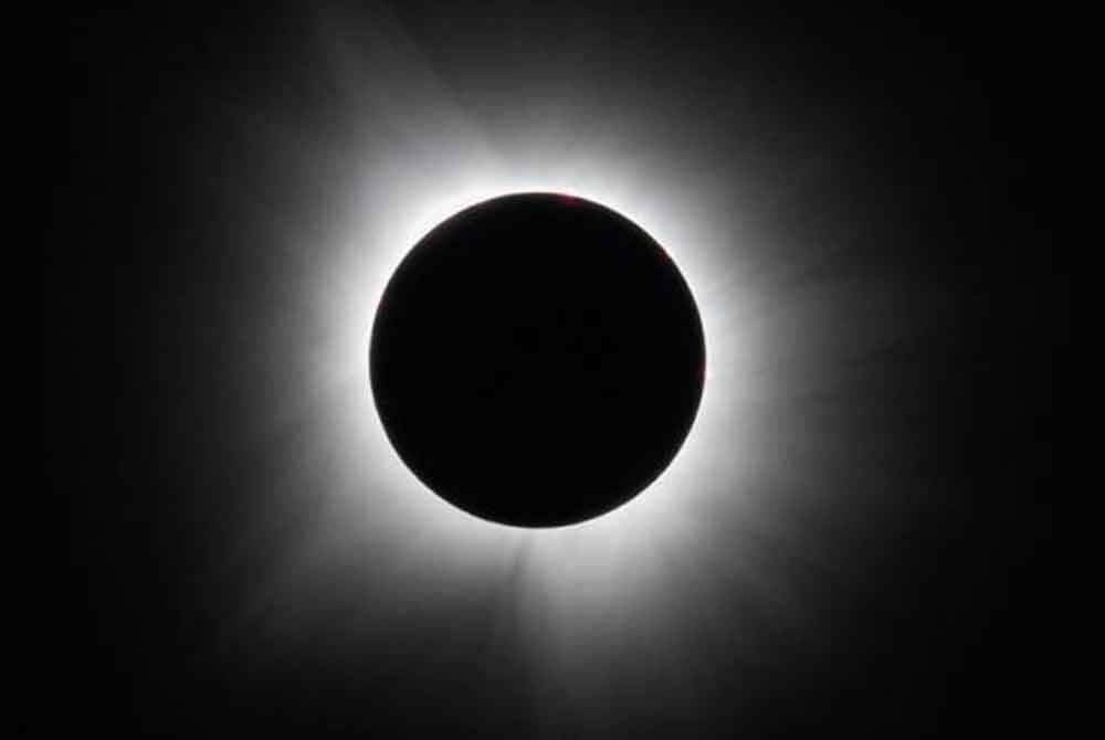 Gerhana matahari penuh dilihat di Dallas, Texas, Amerika Syarikat pada Isnin. - Foto Reuters