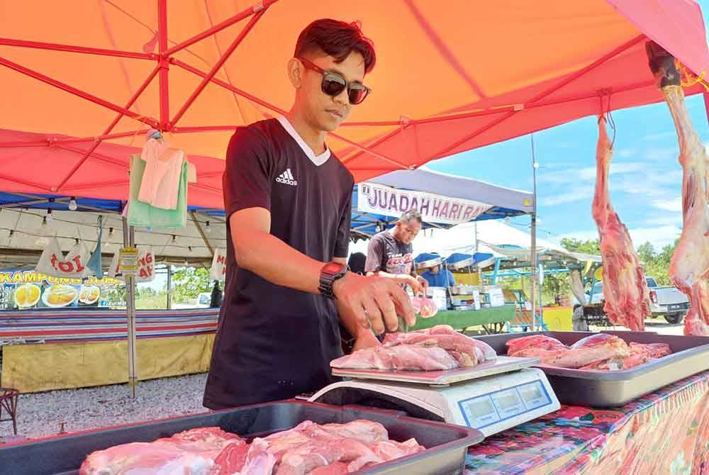 Hafizullah menimbang daging segar yang dijualnya.