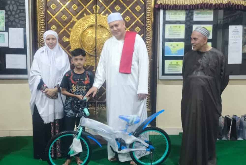 Salah seorang tokoh subuh menerima hadiah sebuah basikal.