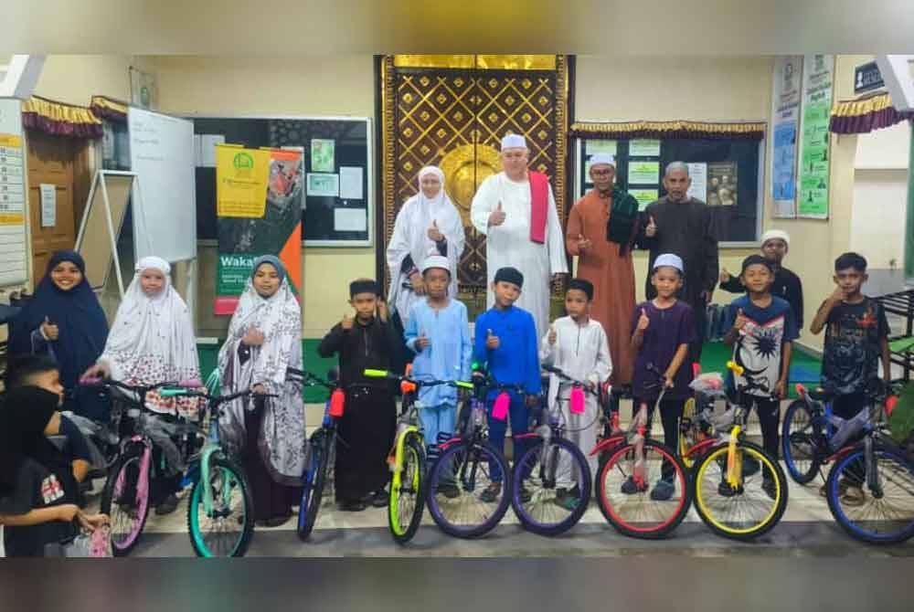 Masjid As Solihin Mukim Bechah Semak di Pasir Mas menghadiahkan basikal kepada 10 orang kanak-kanak yang berjaya menunaikan solat subuh berjemaah sepanjang Ramadan ini.