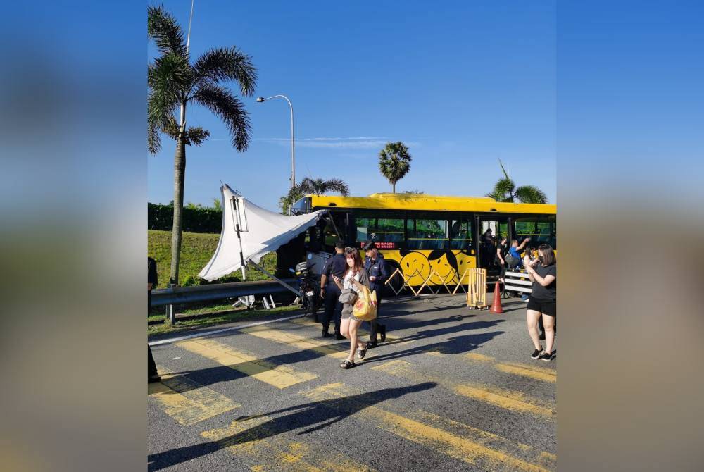 Sebuah bas membawa 11 penumpang terbabas dan melanggar pondok polis di Kompleks Sultan Abu Bakar (KSAB), Iskandar Puteri, pada Selasa.