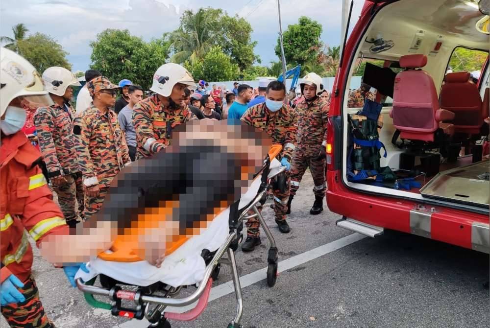 Seorang lelaki kritikal manakala dua lagi cedera ringan selepas kereta dinaiki mereka terbabas dalam tali air di Kampung Gunung Sali, di sini, pada Selasa.