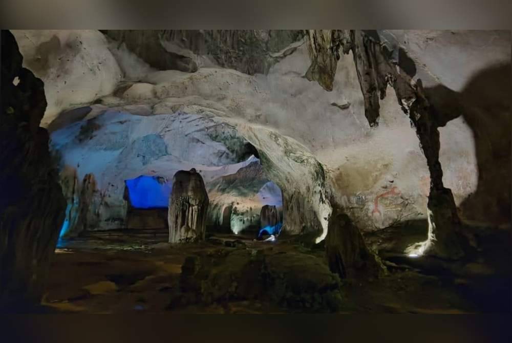 Batuan kapur yang disuluh lampu berwarna-warni.