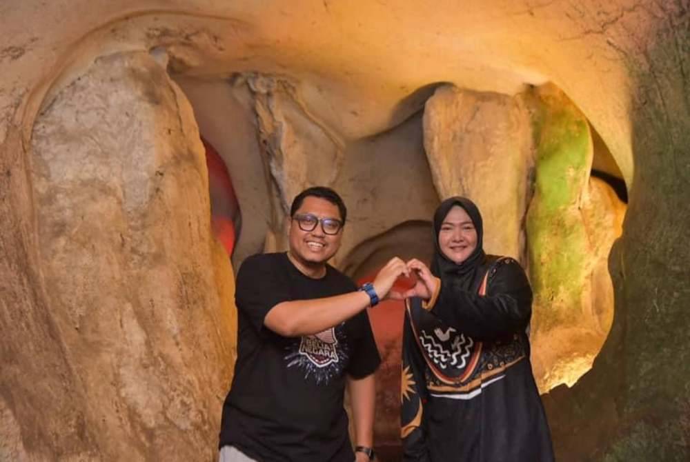 Mohd Syahbuddin (kiri) bergambar di dalam Gua Neon.