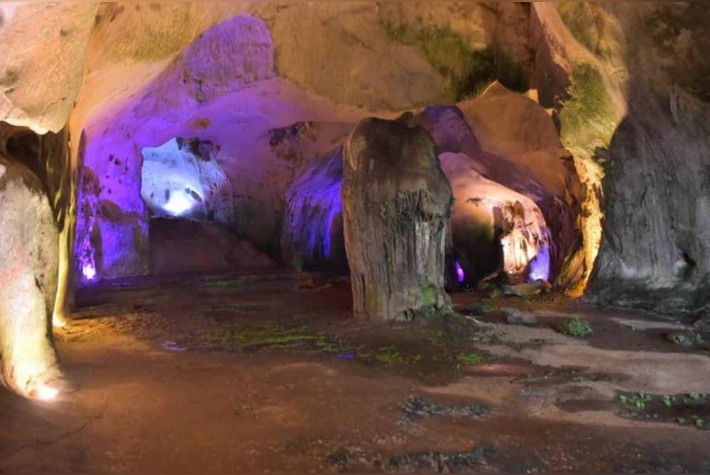 Pintu masuk di Gua Neon.