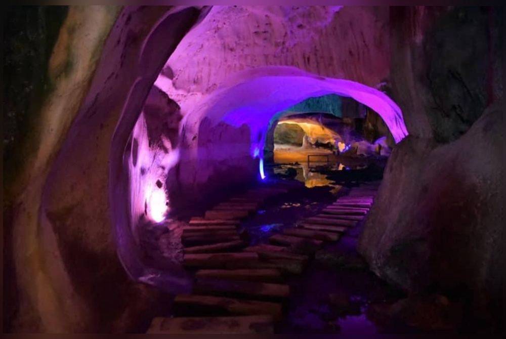 Titian di dalam Gua Neon.