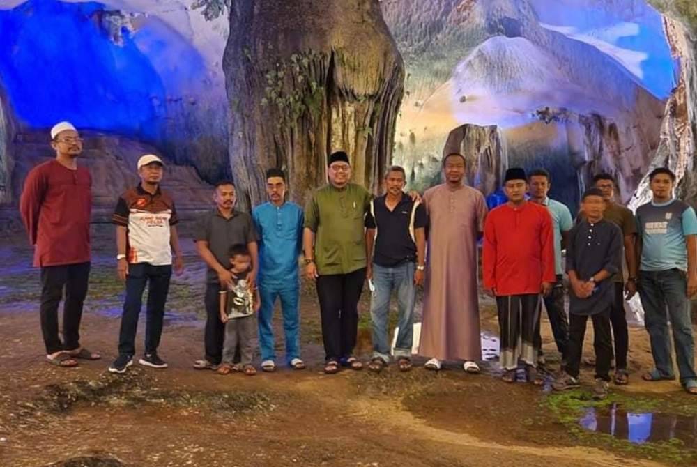 Orang ramai berkunjung ke Gua Neon di Gua Musang.