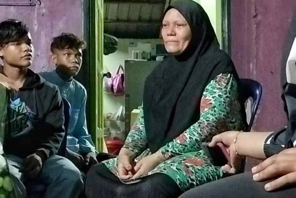 Aslina (kanan) ketika ditemui di rumahnya di Kampung Pantai Kundor di Melaka, pada malam Selasa.