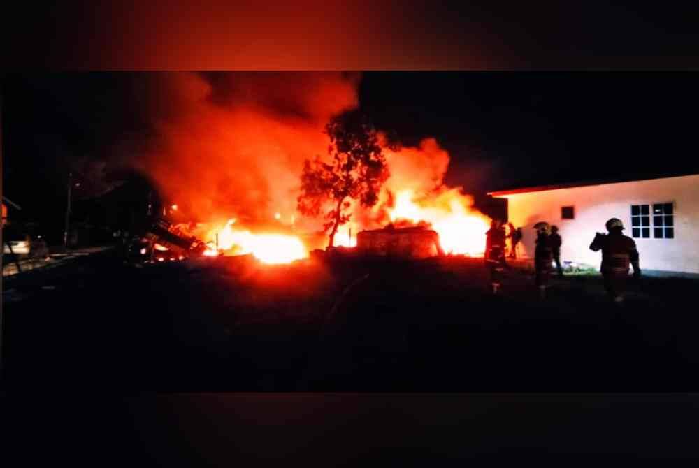 Seorang lelaki warga emas maut dalam kebakaran sebuah rumah dekat Jalan Keretapi Lama, Batu 9, Shah Alam pada Selasa.