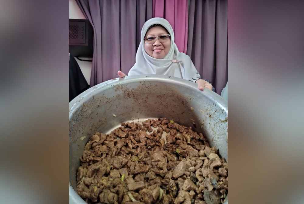 Mas Ayu Che Chik, 52, antara yang menyediakan menu rusa goreng menunjukkan juadah itu sempena Majlis Sambutan Rumah Terbuka Aidifitri 1445/2024
