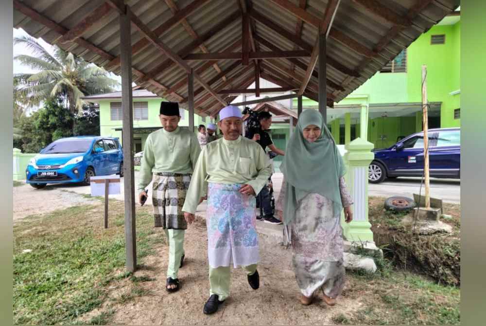 Mohd Nassuruddin (tengah) tiba awal di Maahad Tahfiz Daril Ulum, Pasir Mas untuk Majlis Sambutan Rumah Terbuka Aidifitri 1445/2024 Menteri Besar Kelantan