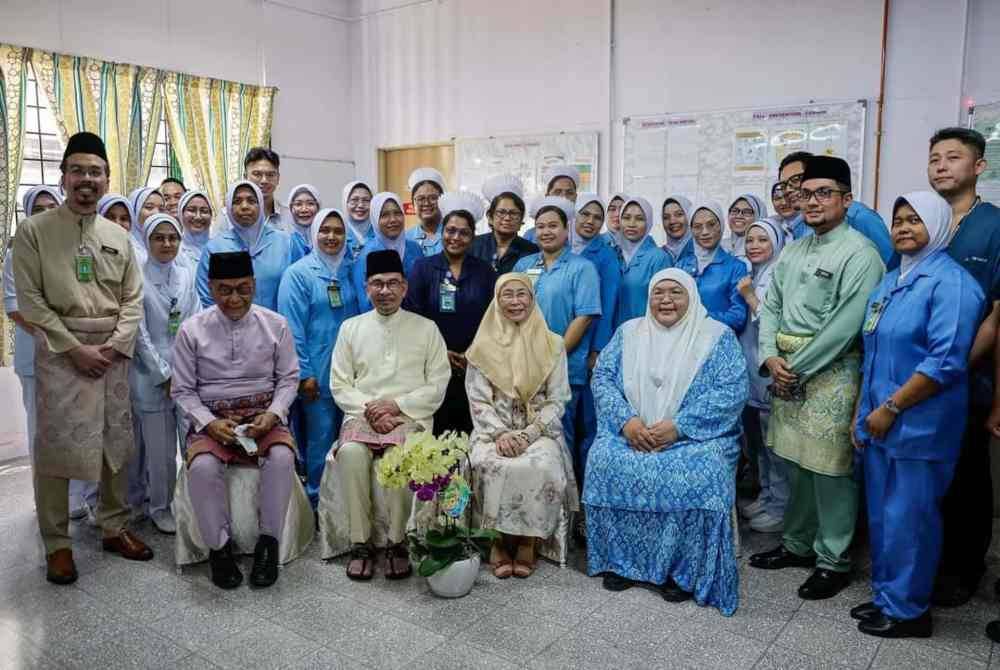 Anwar dan Azizah menziarahi pesakit dan warga HKL di sini pada Khamis.