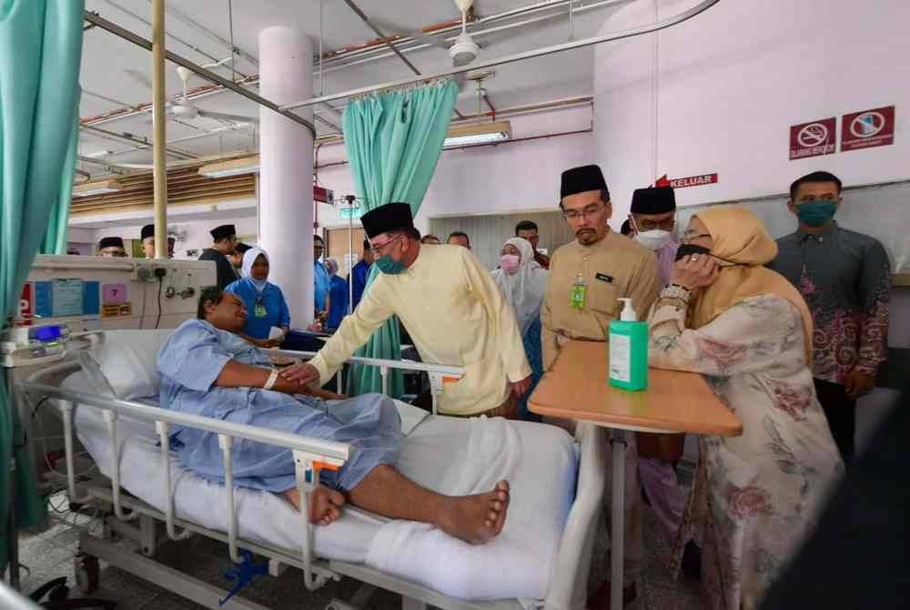 Anwar dan Azizah menziarahi pesakit dan warga HKL di sini pada Khamis.