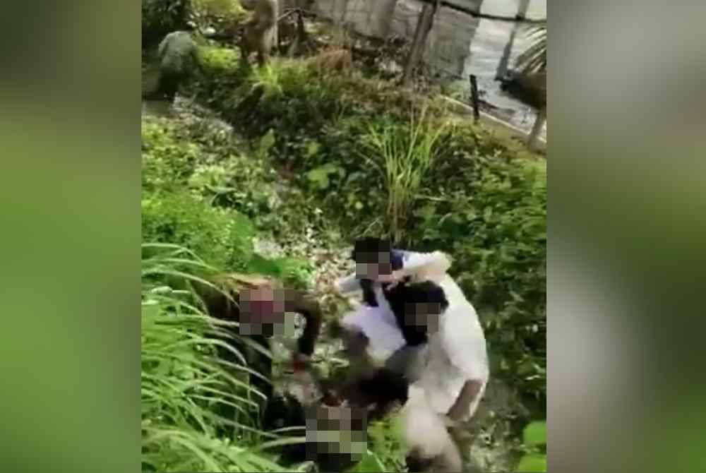 Tangkap layar video tular kejadian pemandu kereta dipukul sekumpulan warga Pakistan.