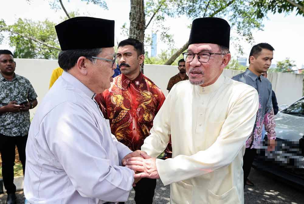 Perdana Menteri Datuk Seri Anwar Ibrahim disambut Yang Dipertua Dewan Rakyat, Tan Sri Johari Abdul (kiri) ketika menghadiri Majlis Rumah Terbuka Aidilfitri di kediaman rasmi Speaker Dewan Rakyat di Bukit Tunku pada Khamis. Foto Bernama