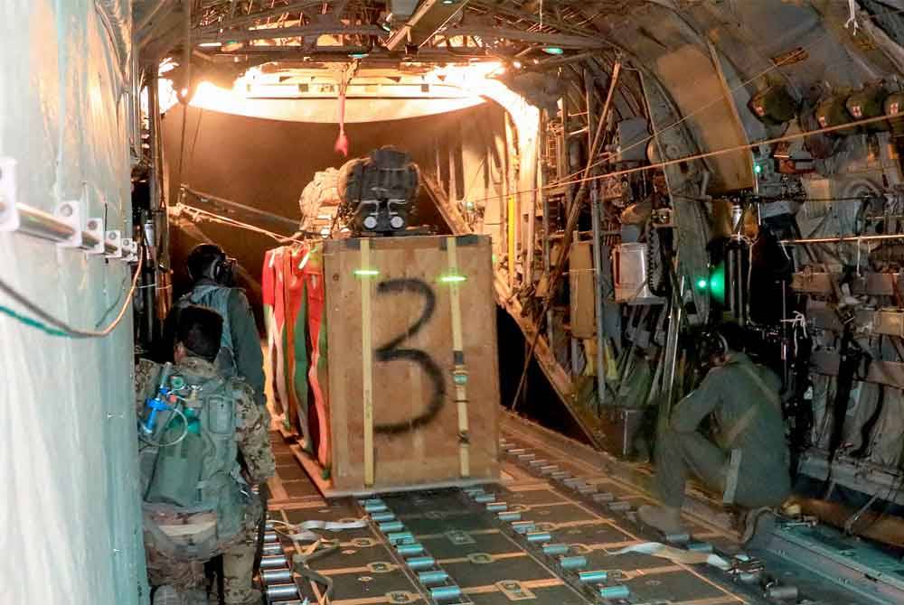 Tentera Udara Diraja Jordan menggugurkan bantuan kemanusiaan seperti makanan dan ubat-ubatan di wilayah Gaza. - AFP