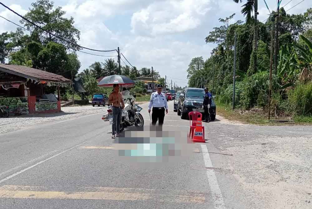 Mangsa maut di tempat kejadian dalam kemalangan di Jalan Kota Bharu-Kuala Terengganu berdekatan Kedai Bahulu Kampung Danan, Selising, Pasir Puteh. Foto PDRM