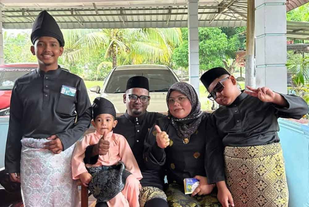Ismail bersama keluarganya berpakaian sedondon.