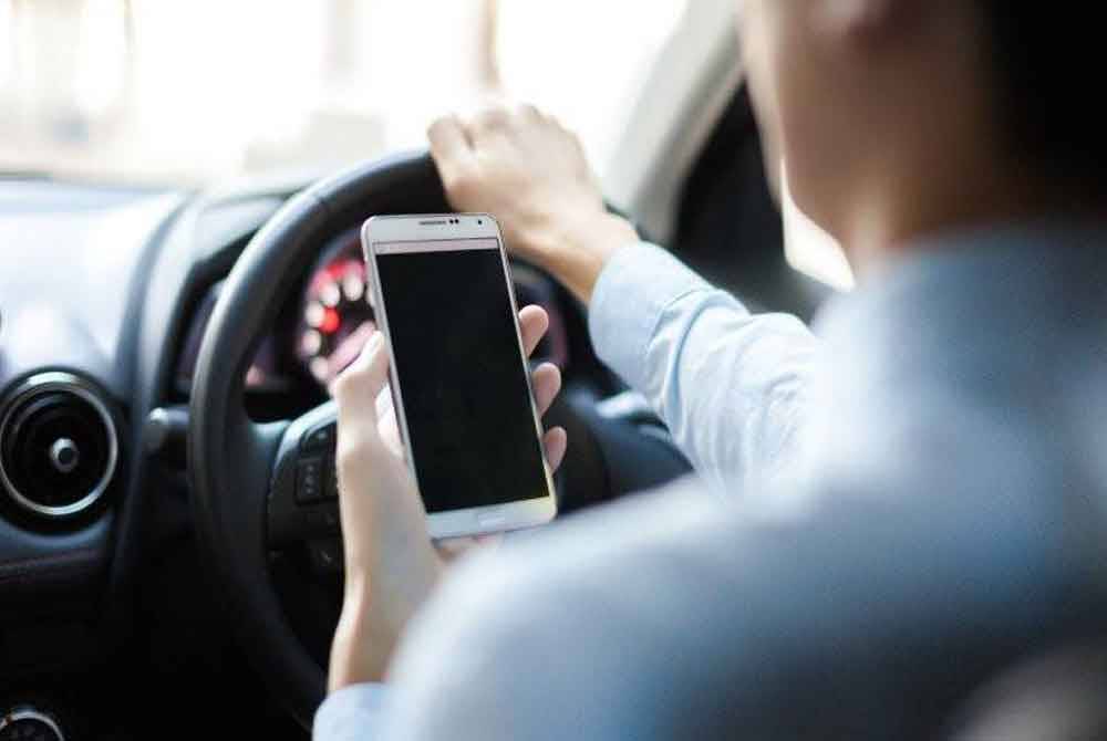 Jangan kerana telefon bimbit, nyawa kita melayang dan orang lain juga menjadi mangsa. Foto hiasan