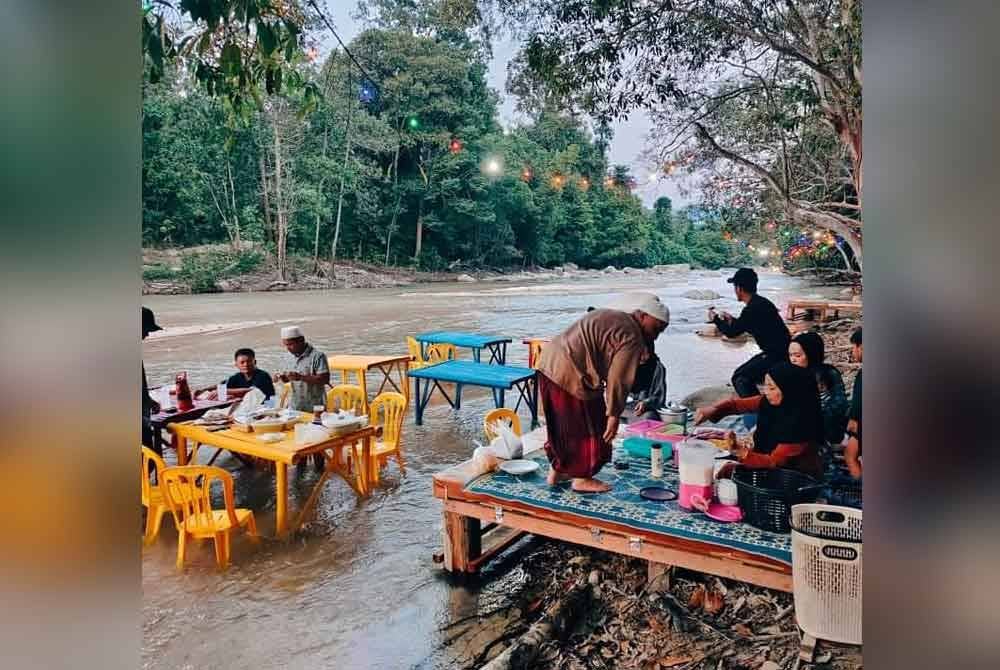 Menikmati hidangan di dalam air merupakan antara tarikan utama.