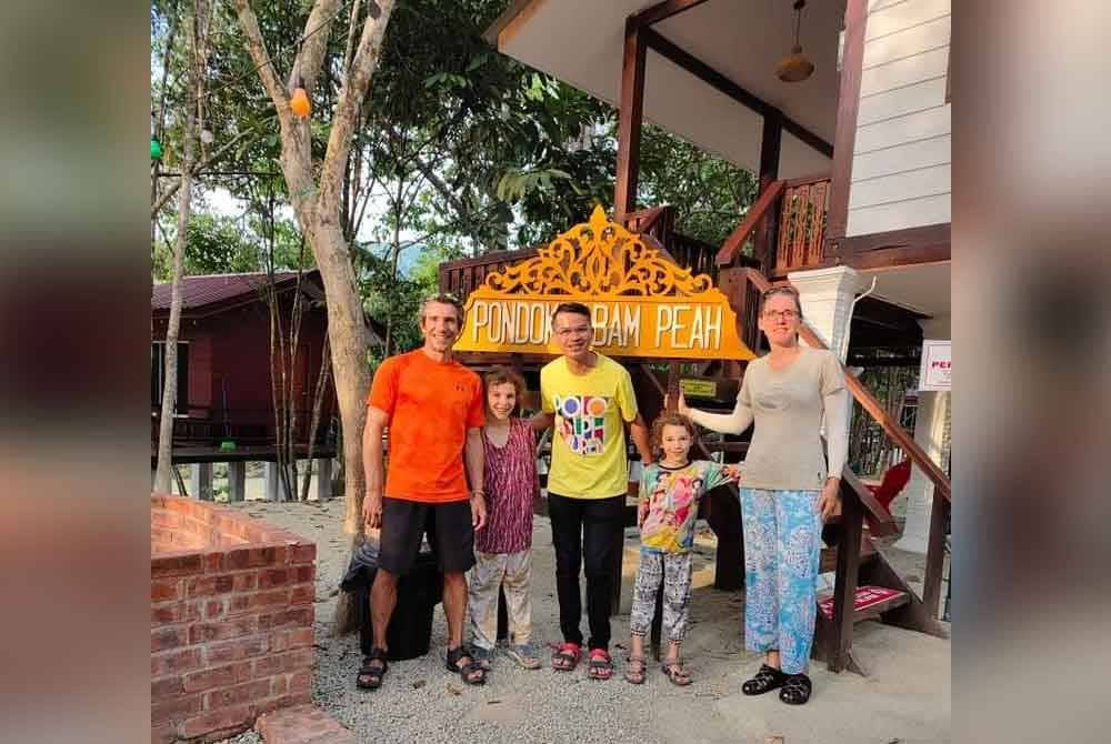 Abam Peah (tengah) bersama pelancong asing yang bermalam di Teratak Rimba Resort, Sungai Pas, Kuala Krai.