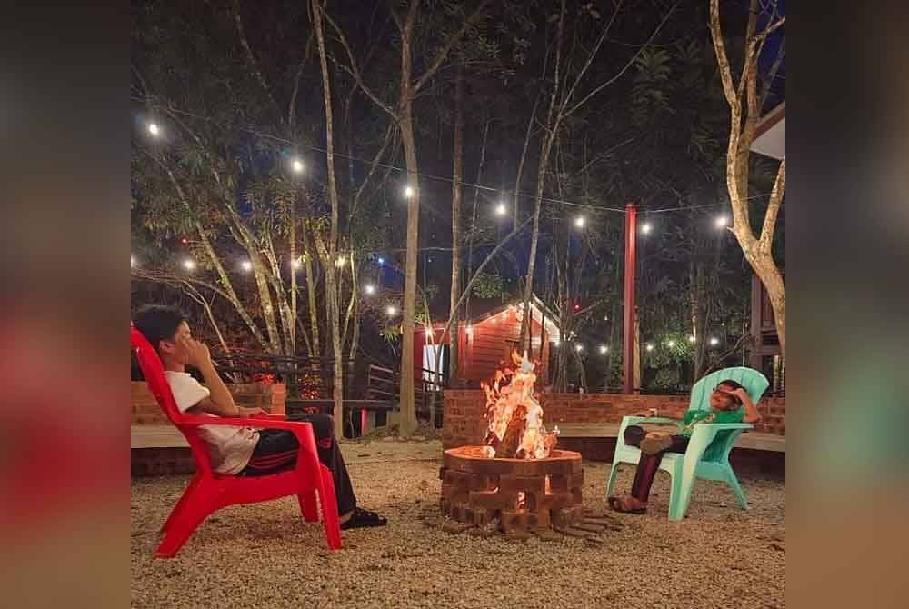 Unggun api turut disediakan bagi menghangatkan suasana malam.